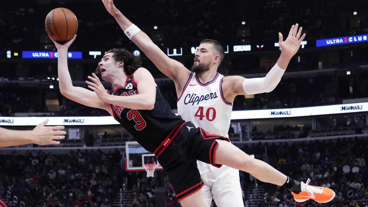 Simmons gets the win despite 73rd Giddey double-double