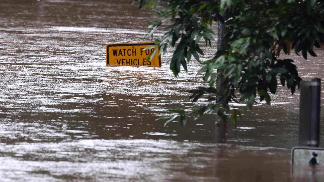 Hundreds of thousands without power as rain rolls on