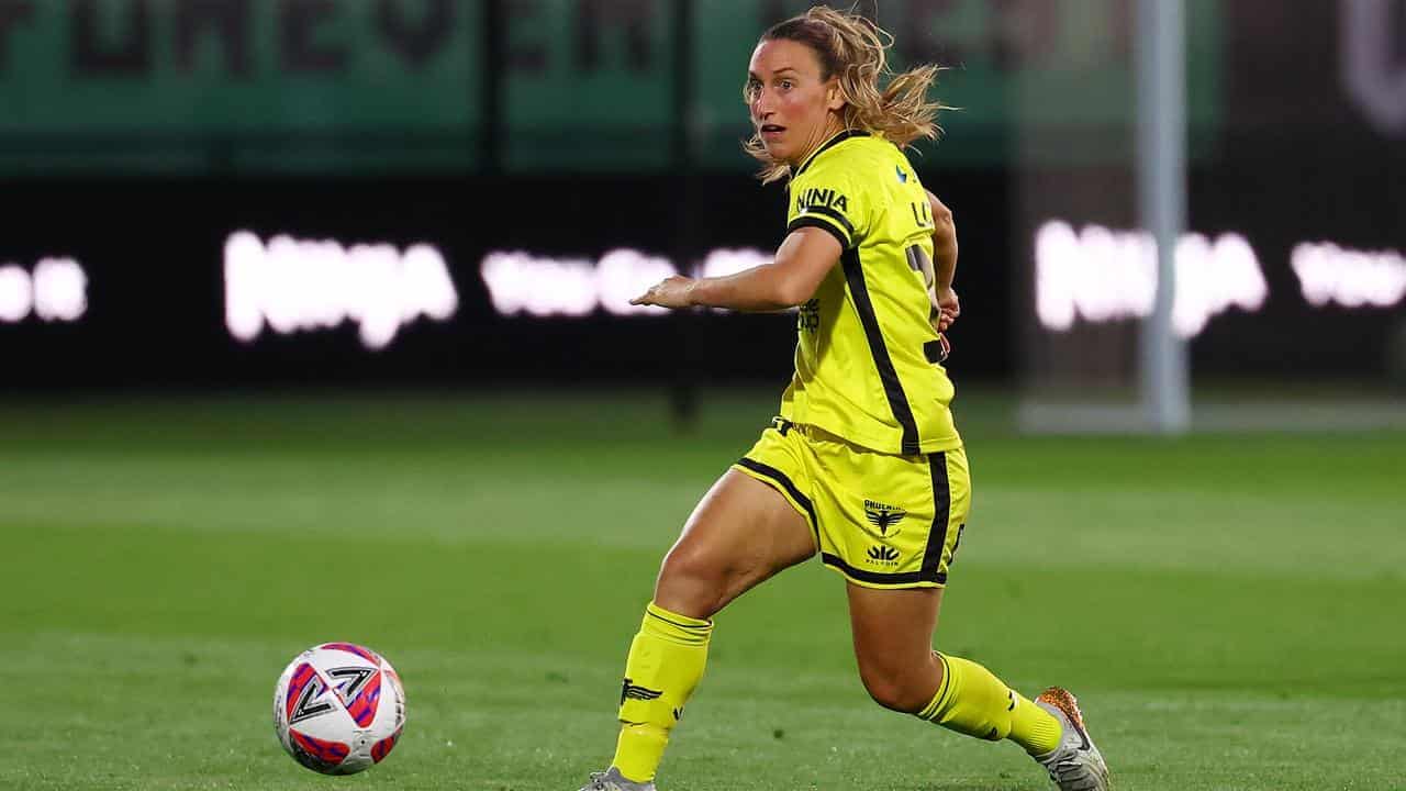 Phoenix fight past Wanderers to keep finals hopes alive