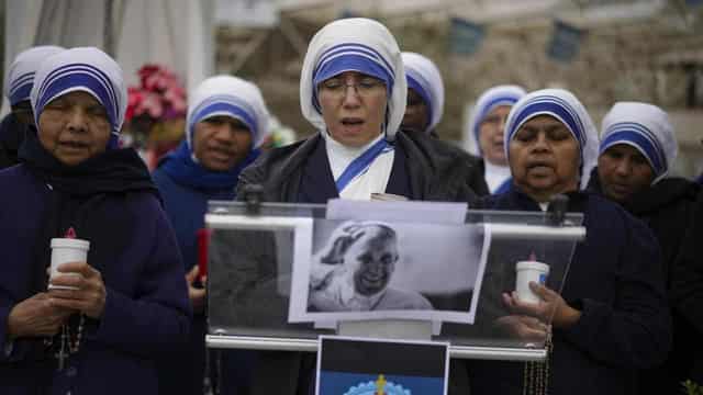 Pope follows Vatican's spiritual retreat from afar