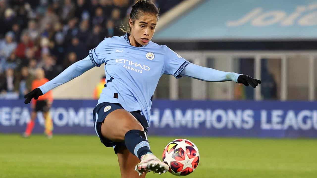 Fowler's City axe boss who signed her in cup final week