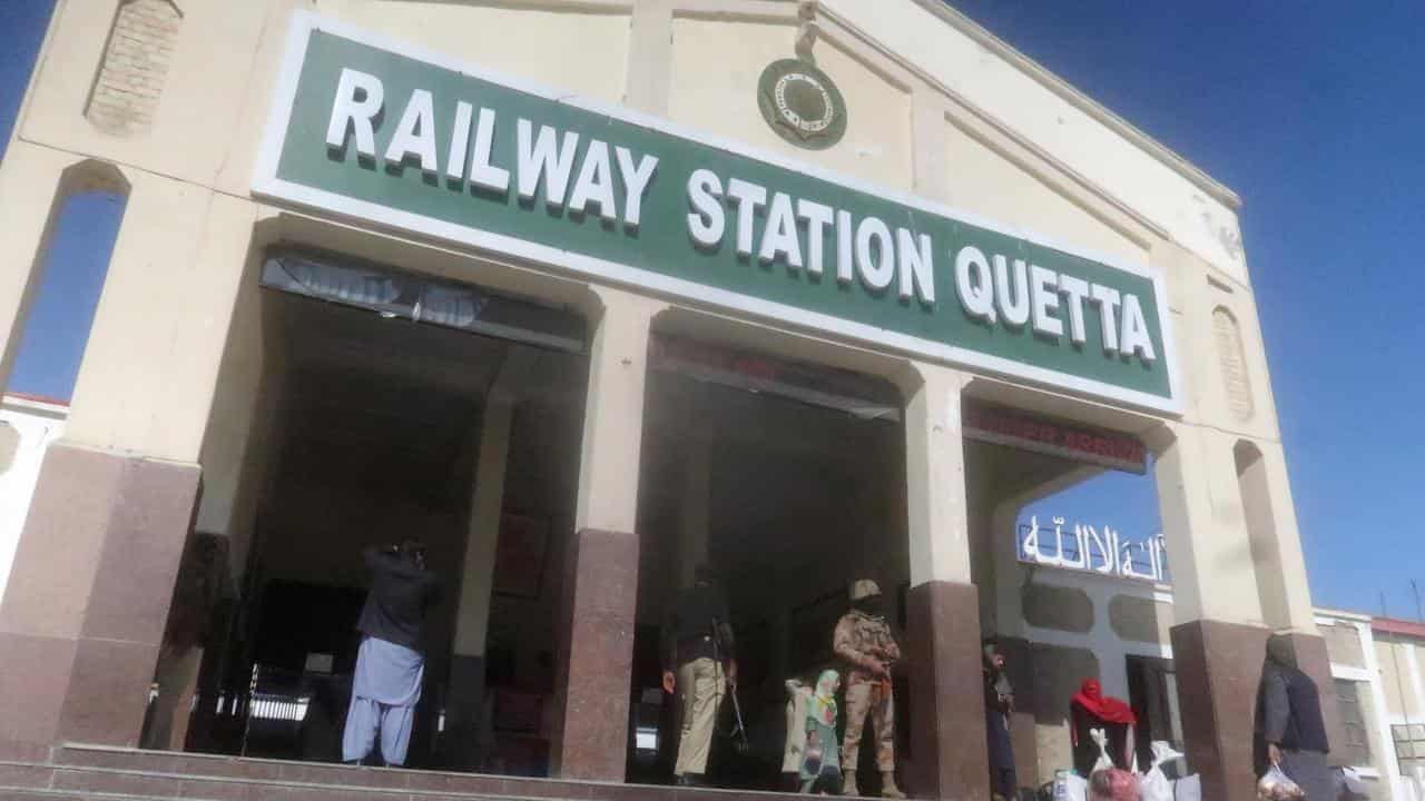 Bombs hamper rescue of hostages on Pakistan train