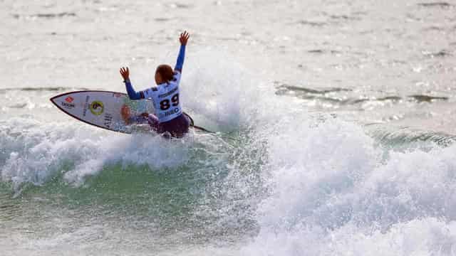 Fitzgibbons turns up heat, back on track at Supertubos