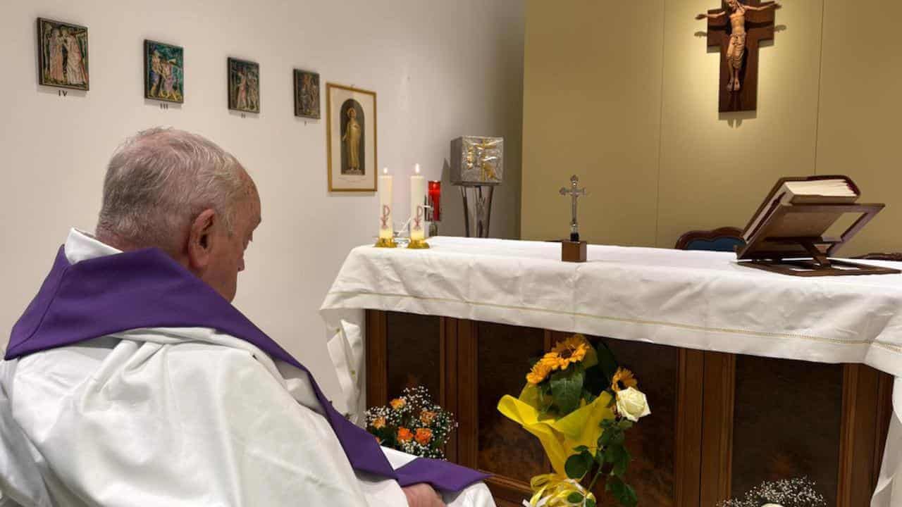First photo released of convalescing Pope