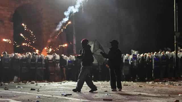 Turkey jails Istanbul mayor before trial