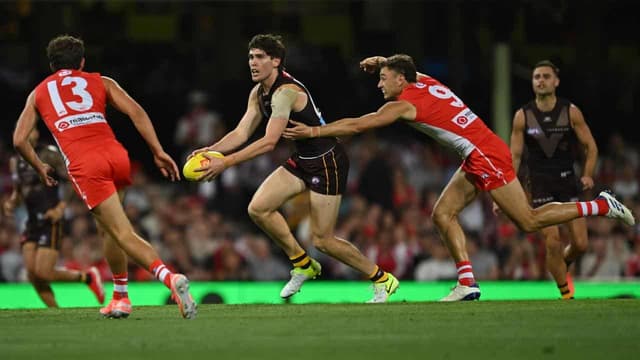 Hawks back Day as Bedford battle looms in Giants clash