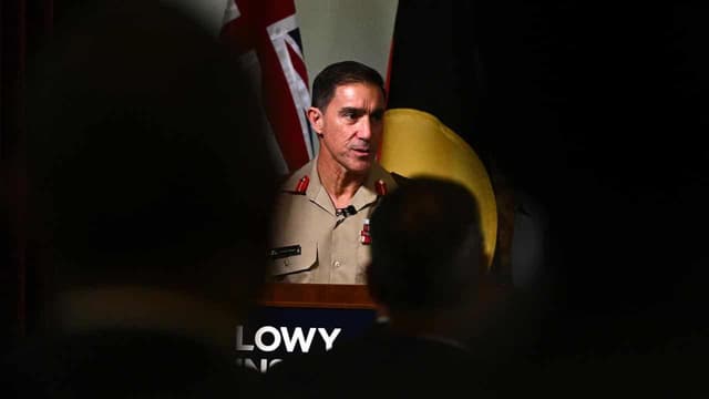 Top army brass diplomatically tiptoes over Signal use