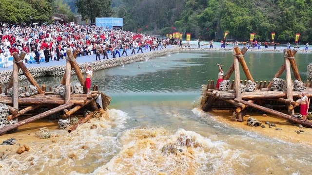Water-Releasing Festival kicks off in Dujiangyan, Sichuan
