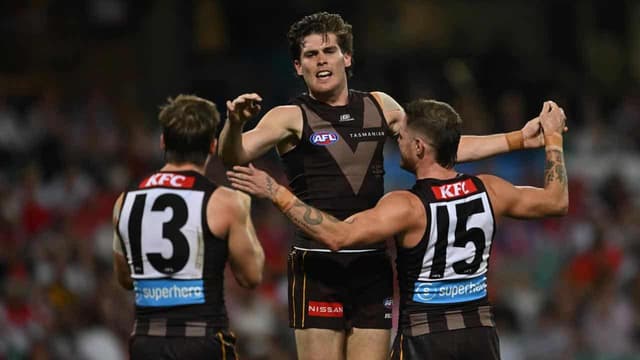 Star Hawthorn midfielder out for up to four months