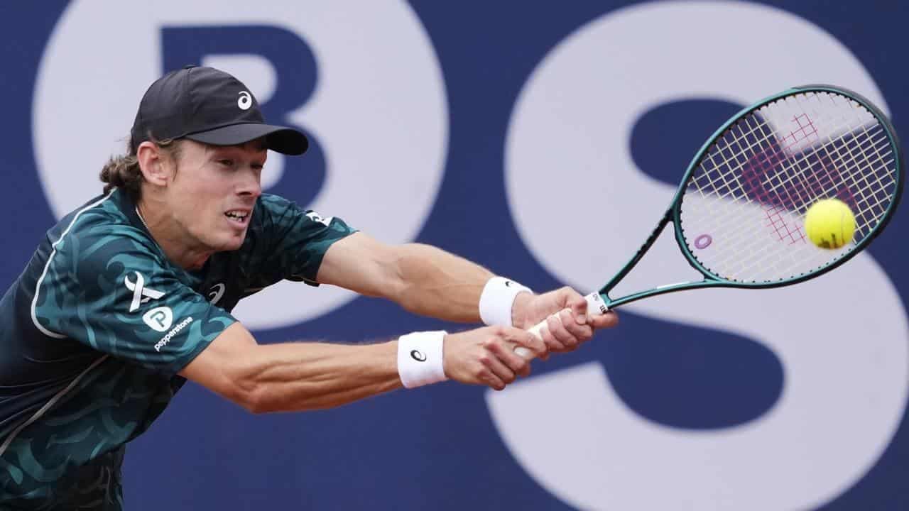 De Minaur back on track with smart start in Barcelona