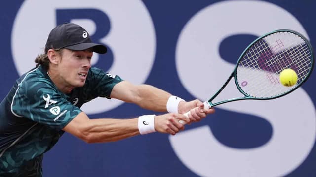 De Minaur back on track with smart start in Barcelona