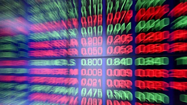 Gold shines as share safe haven after Trump Fed threat