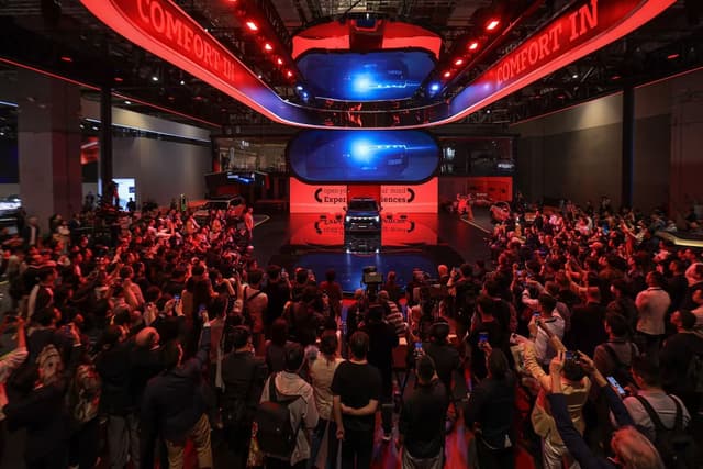 smart Debuts Its #3 Keith Haring Art Car Globally, Launches #5 BRABUS and #5 Premium+ AWD in China at Auto Shanghai