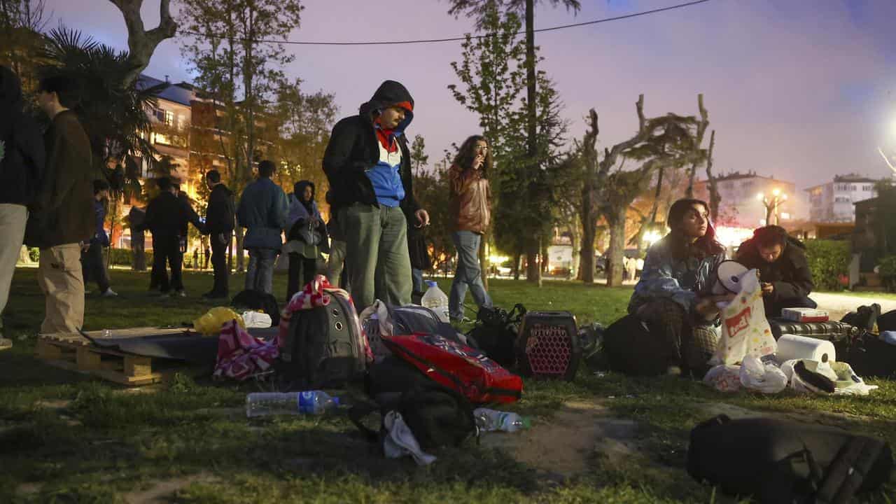 Istanbul residents spend night outdoors after quake