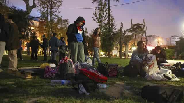 Istanbul residents spend night outdoors after quake