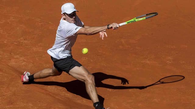 De Minaur thrives but Djokovic slumps again in Madrid