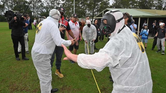 Cosplayers and chaos for disrupted Dutton campaign