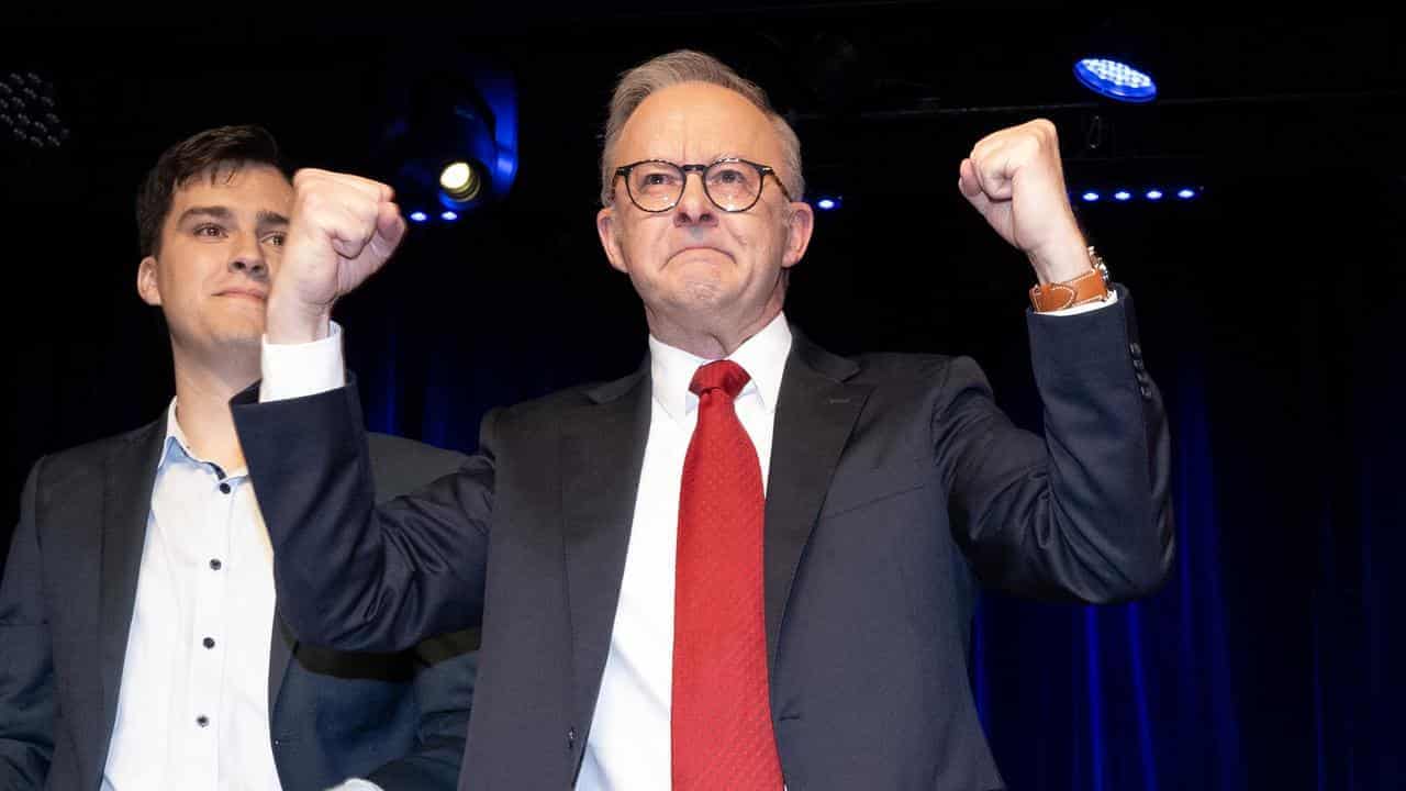 Labor moving on student debt promise, Liberals flounder