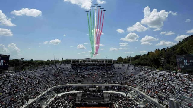 De Minaur progresses despite interruption by air aces