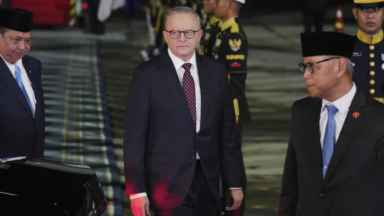 PM seeks stronger Indonesia defence links during visit