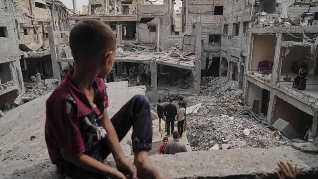 Israeli air strikes kill scores in Gaza, medics say