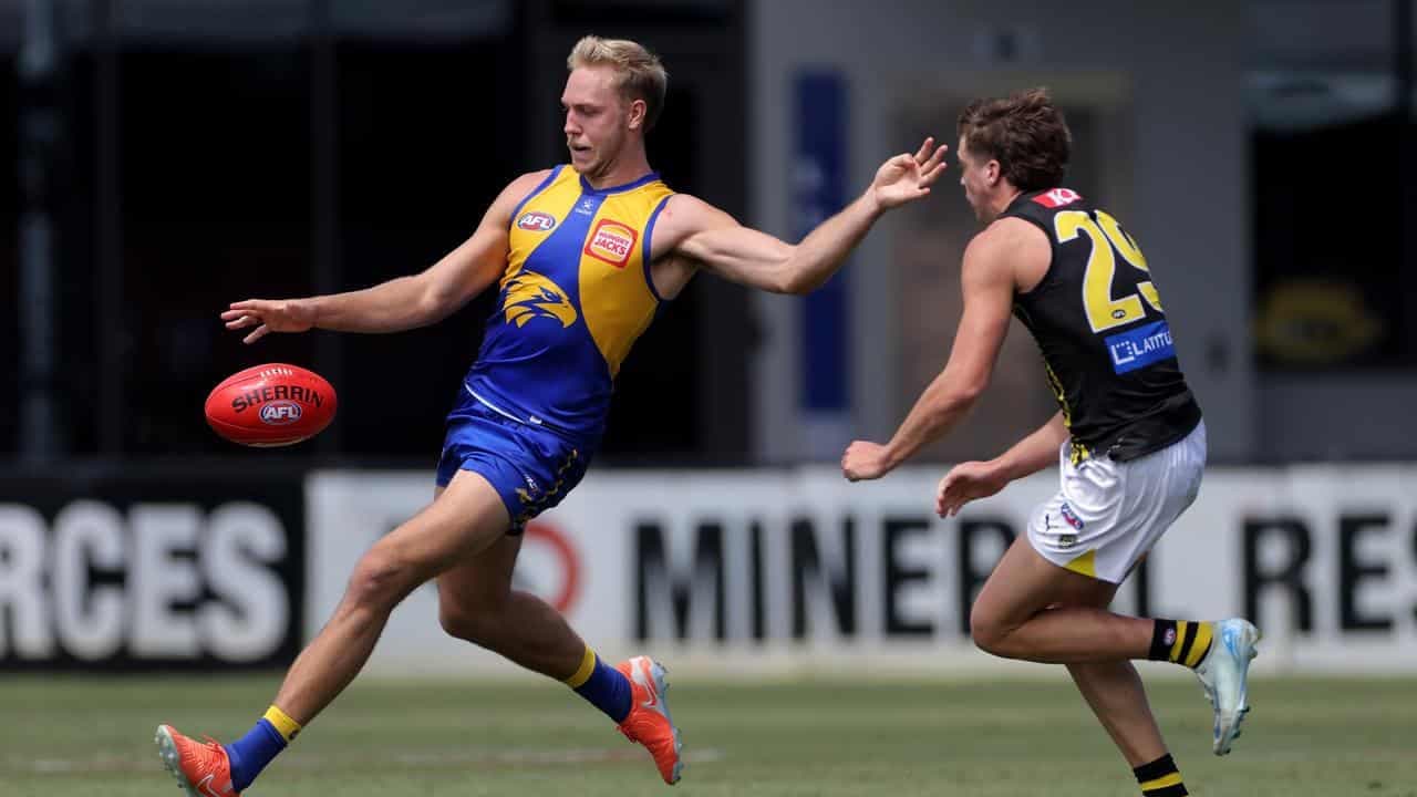 Eagles brush away mothball talk for struggling skipper