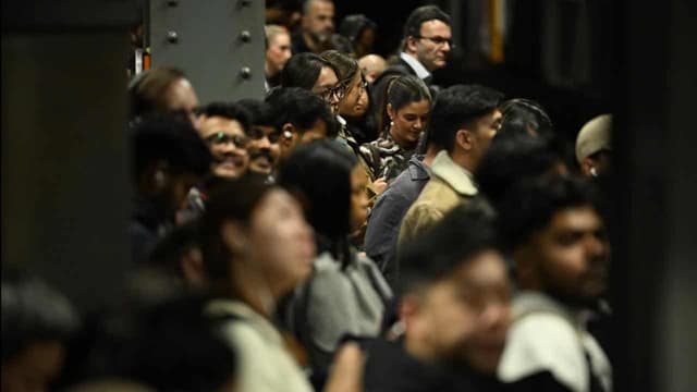 Commuter chaos tipped to continue after power failure