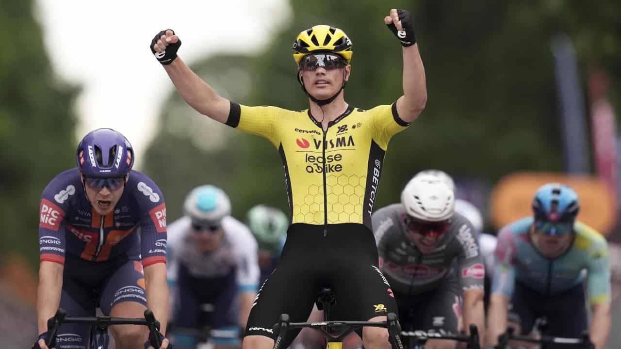 Groves misses out as flying Dutchman Kooij wins at Giro