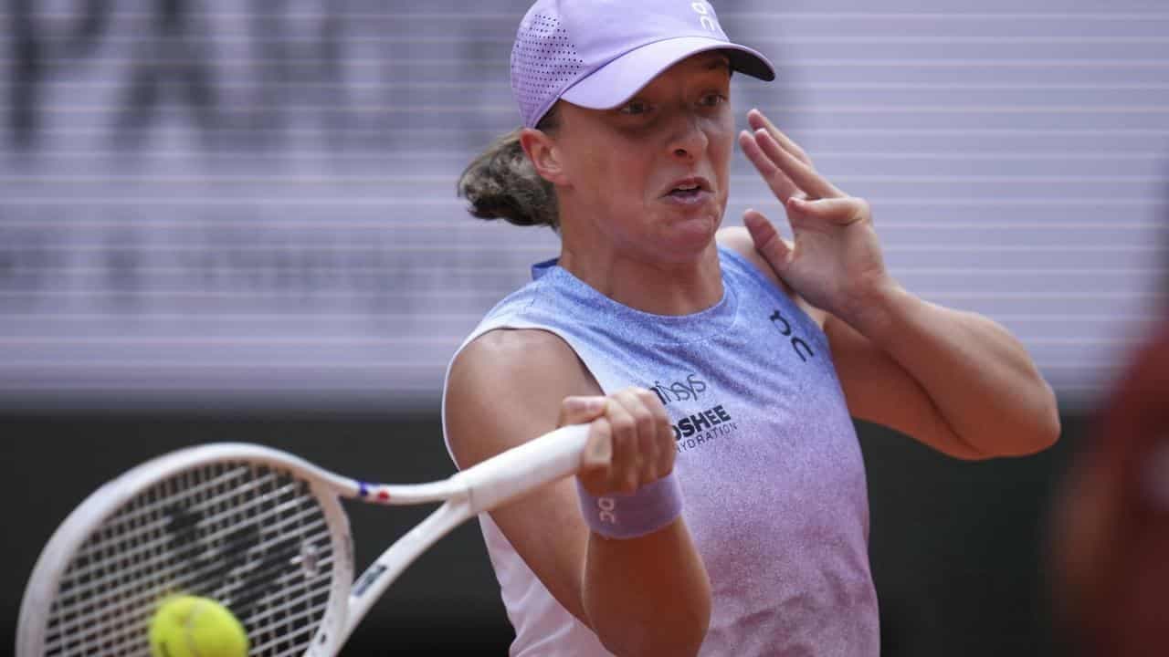 Swiatek fuelled by 'positive energy' to oust Raducanu