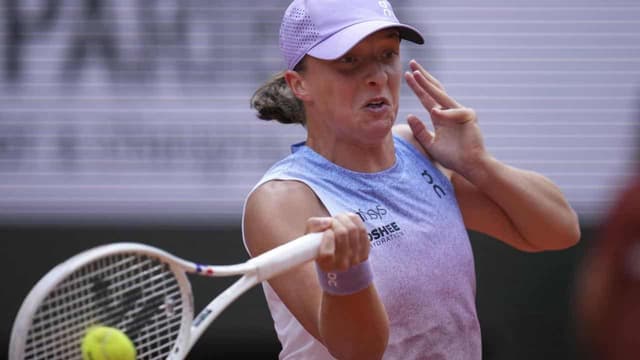 Swiatek fuelled by 'positive energy' to oust Raducanu