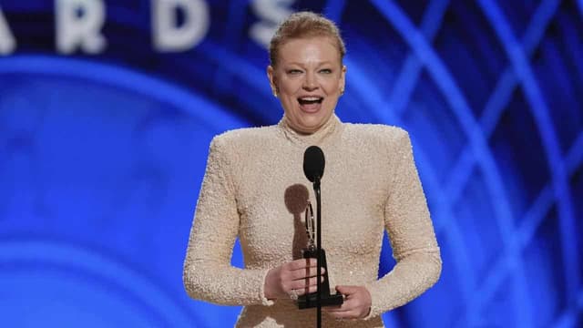 Sarah Snook picks up Tony Award for Dorian Gray
