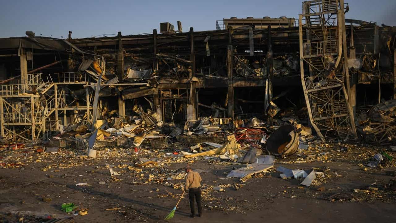 Seven killed in Ukraine, Putin to cut military spending