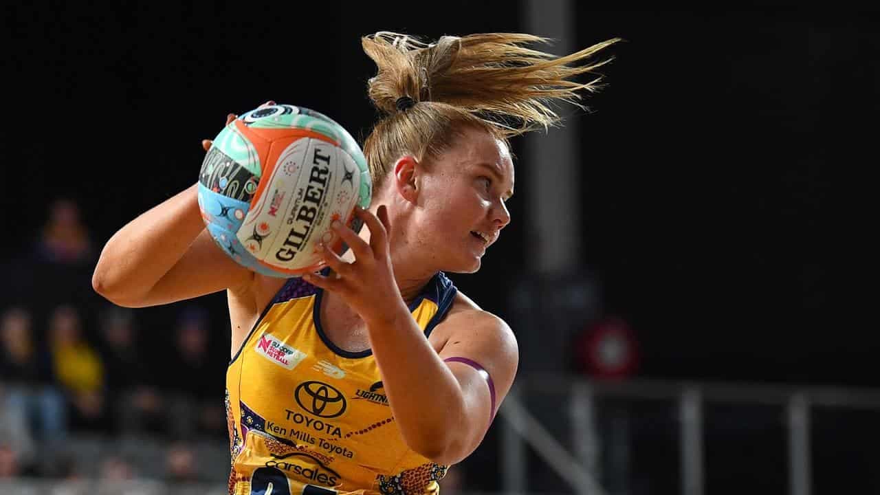 Last-ditch shot sees Lightning bolt back into top four