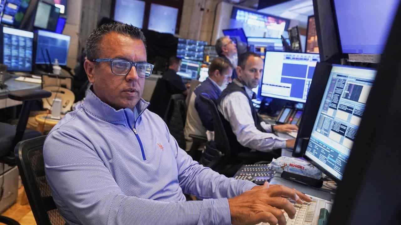 Wall Street rises as Fed minutes put rate cuts in focus