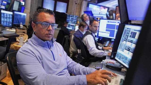 Wall Street rises as Fed minutes put rate cuts in focus