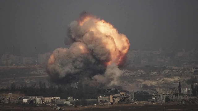 Israeli strike hits near Gaza clinic as talks drag on