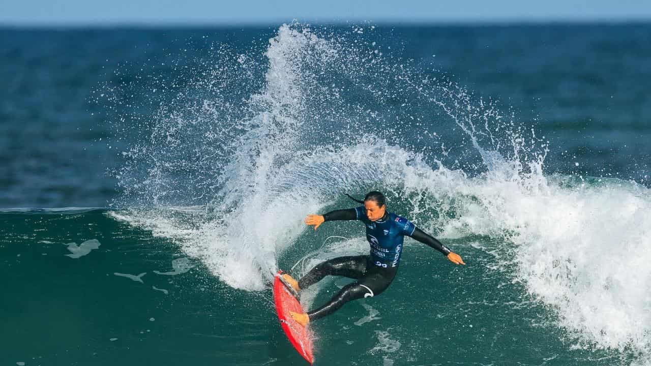 Wright rallies as Aussie surfers advance at J-Bay