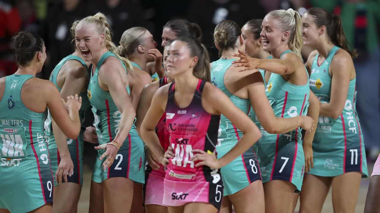 Vixens strike late to end Thunderbirds' title reign