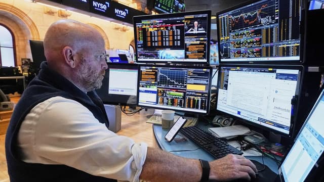 Wall Street closes mixed amid focus on trade talks