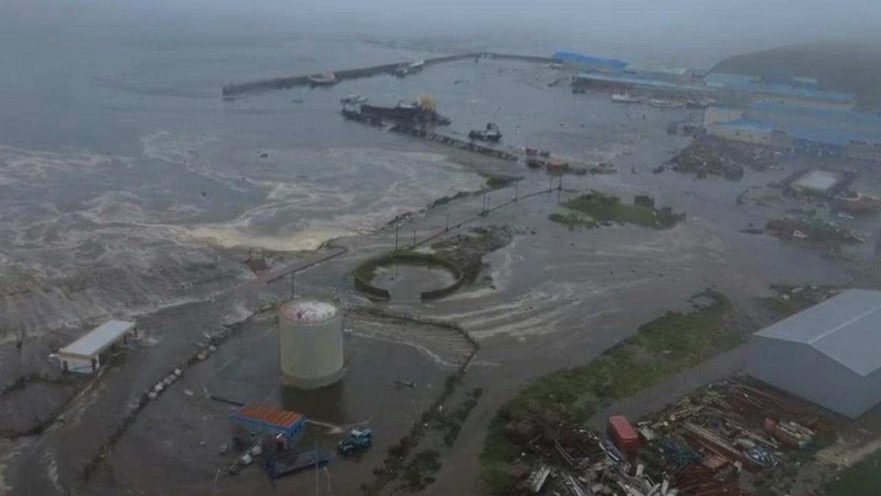 Massive Russia quake sends tsunami waves across Pacific