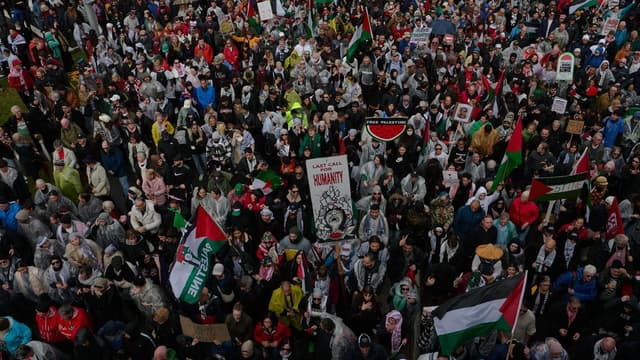 Protesters seize momentum after huge Gaza bridge march