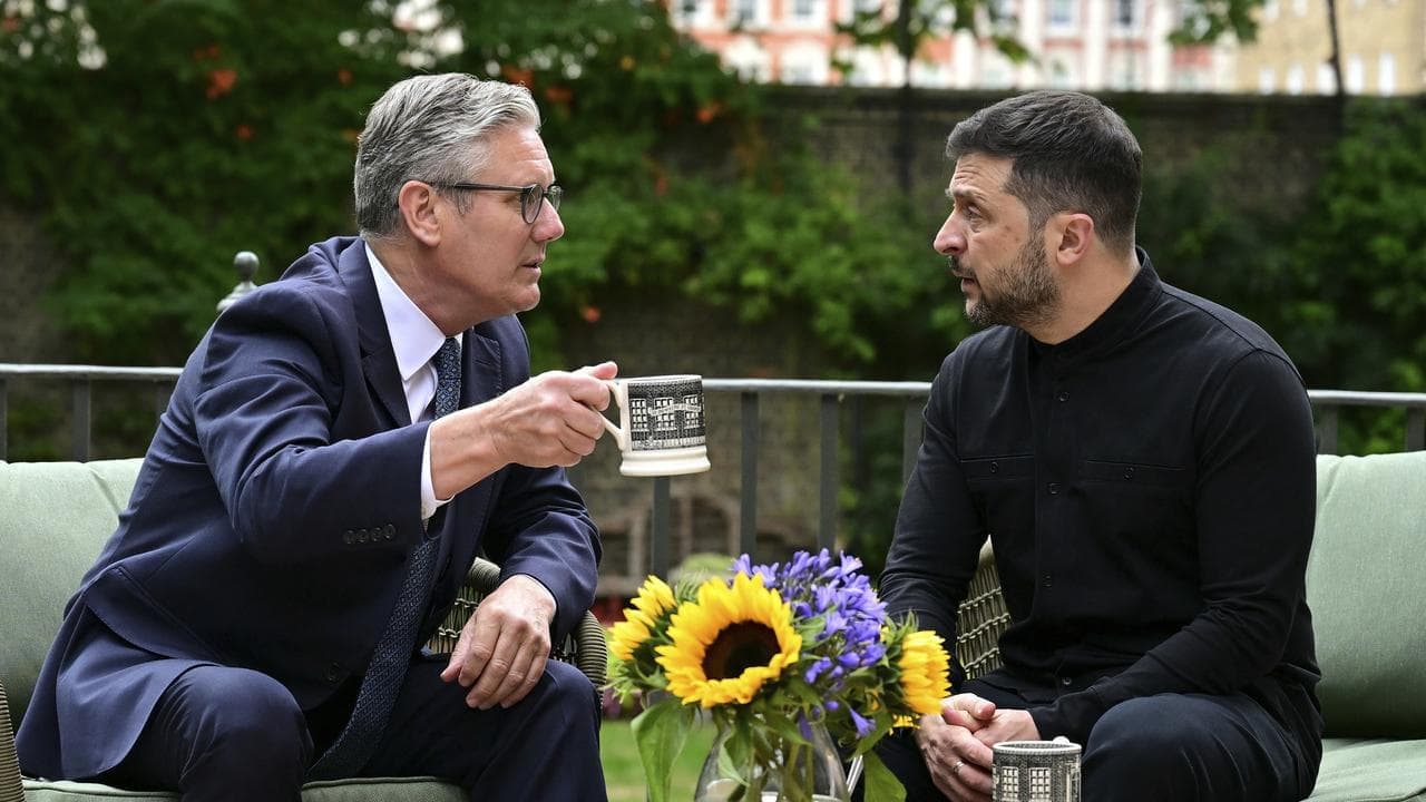 Zelenskiy in UK as Ukraine braces for Trump-Putin meet