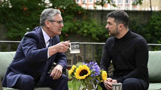 Zelenskiy in UK as Ukraine braces for Trump-Putin meet