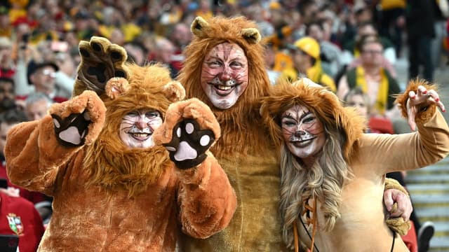 Footy fans help consumer spending roar into growth