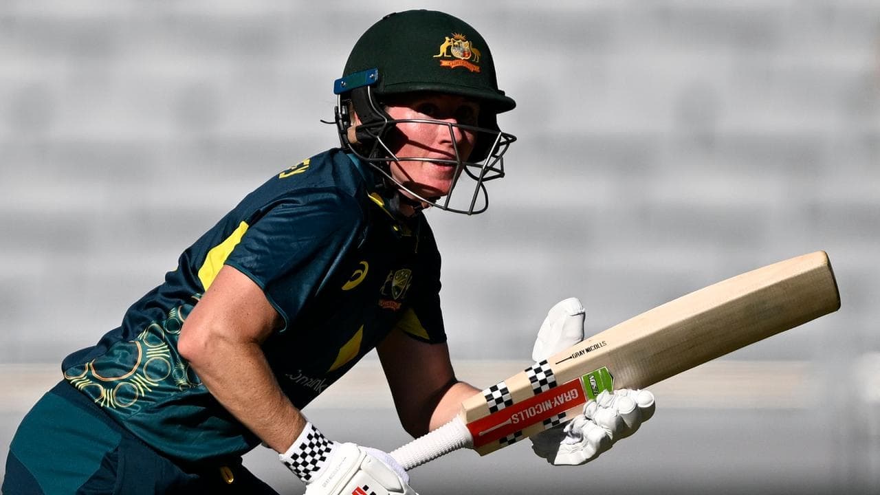 Mooney stars with gloves and bat in Hundred drubbing