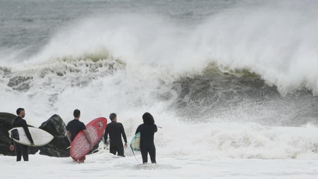 Hurricane Erin stirring dangerous waves off US coast