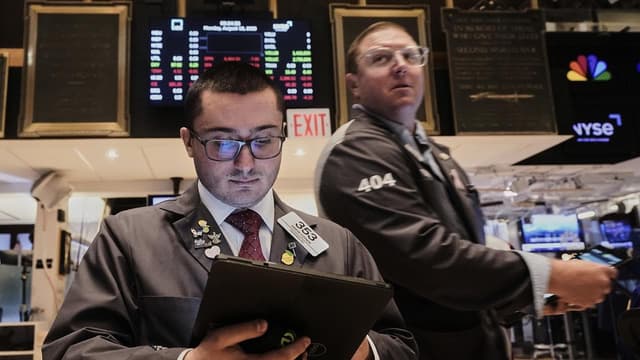 S&P 500 ends higher after Trump attacks Fed