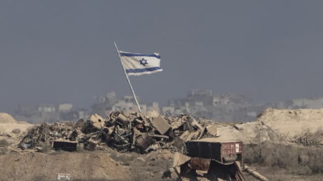 Israel tanks close in on Gaza City, Trump to chair meet