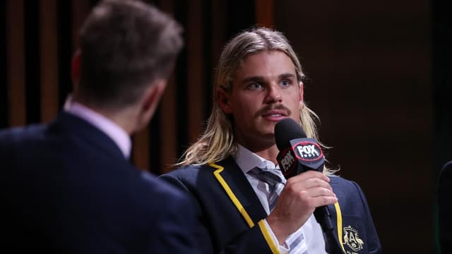 Geelong star details mental health battle during speech