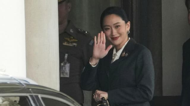 Thai court sacks PM over compromising phone call